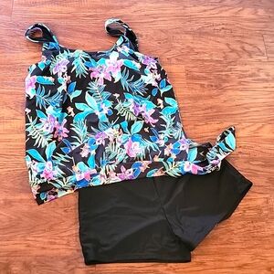 Hawaiian Print Blouson Top and black boy short bottoms size 18
